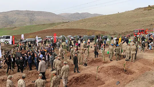 Siirt'te Cumhuriyetimizin 100'üncü Yılında Binlerce Fidan Toprakla Buluşturuldu