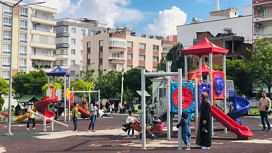 Siirt'te Sıcak Havayla Birlikte Çocuklar Parklara Akın Etti