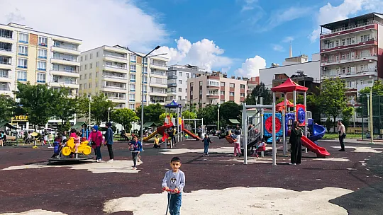 Siirt'te Sıcak Havayla Birlikte Çocuklar Parklara Akın Etti
