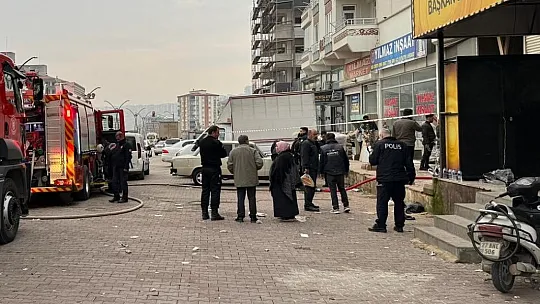 Yangına müdahale eden itfaiye eri çatıdan düştü