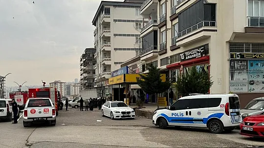 Yangına müdahale eden itfaiye eri çatıdan düştü