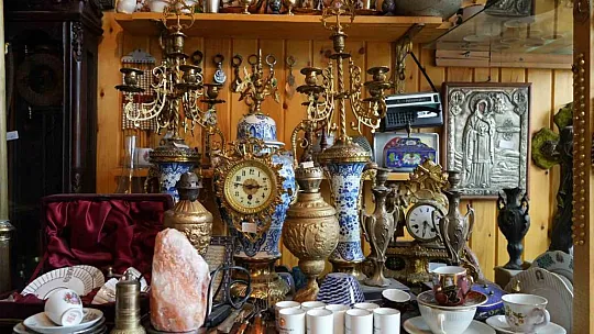 Yarım asırlık antika merakıyla evini ve arsasını sattı