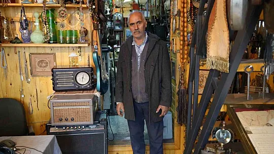 Yarım asırlık antika merakıyla evini ve arsasını sattı