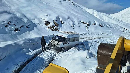 Yoğun kar yağışı Siirt-Şırnak karayolu ve birçok köy yolunu ulaşıma kapattı