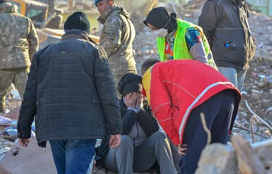 Enkaz başında yürek yakan manzara! Cenazeleri vesikalık fotoğrafla teşhis ediyorlar