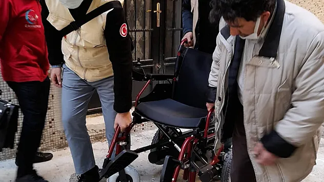 Siirt'te Akülü Tekerlekli Sandalyesi Çalınan Engelli Adama 'Cansuyu' Oldular