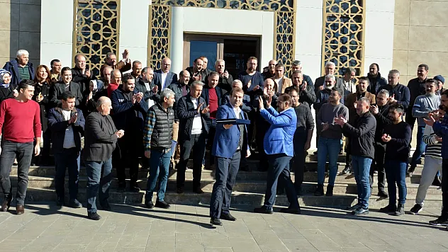 AK Parti Siirt İl Başkanlığına Adaylığını Açıklayan Canpolat, Siirt İl Özel İdaresi Genel Sekreterliği Görevinden Emekli Olup Çalışma Arkadaşlarıyla Vedalaştı!