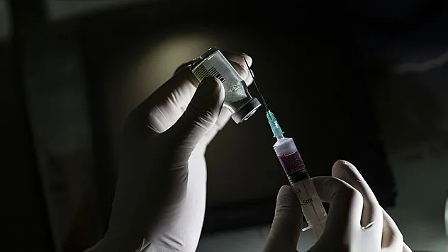 Koronavirüs aşı uygulamasında yaş sınırı 25'e indi
