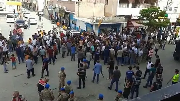 Aşiret üyeleri arasında çıkan arazi kavgasında 2'si polis çok sayıda kişi yaralandı
