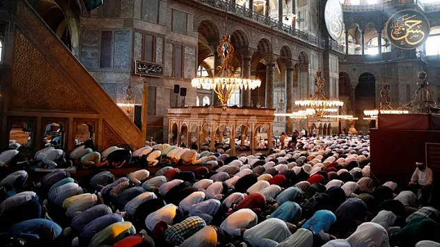 Ayasofya Camii'nin restorasyon nedeniyle 50 yıl ibadete kapalı kalacağı iddialarını İletişim Başkanlığı yalanladı