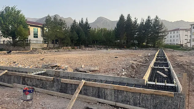 Eruh'ta Kapalı Halı Saha Yapımına Başlandı