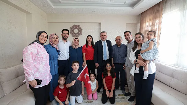 Gençlik ve Spor Bakanı Osman Aşkın Bak Siirtli Şampiyon Evin Demirhan ve Ailesini Evinde Ziyaret Etti