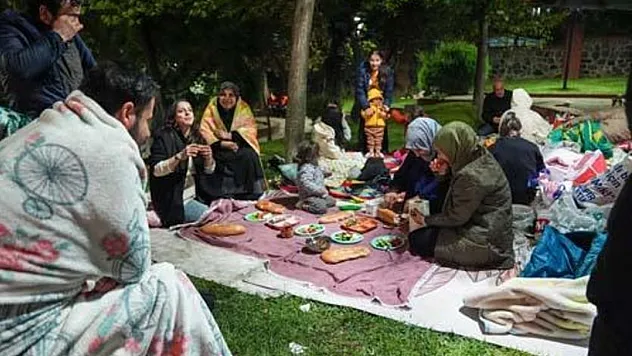 İstanbul'da Deprem Gecesi: Vatandaşlar Geceyi Sokakta Geçirdi