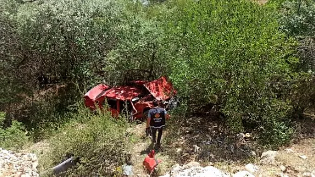 Çatak'ta kontrolden çıkan otomobil Botan Çayı'na uçtu: 2 yaralı