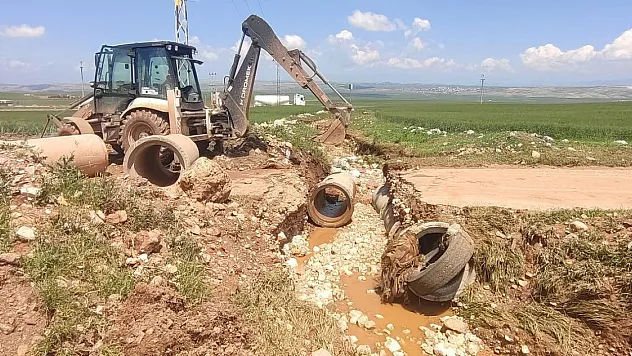 Kurtalan'da Yağıştan Etkilenen Köy Yollarında Temizlik ve Onarım Çalışmaları Sürüyor