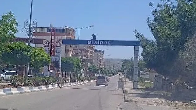 Kurtalan İlçe Girişine Kürtçe Tabela Asıldı