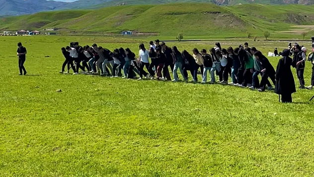 Pervari'de 2 Bin 47 Rakımlı Çemêkarê Yaylası'nda Renkli Bahar Şenliği