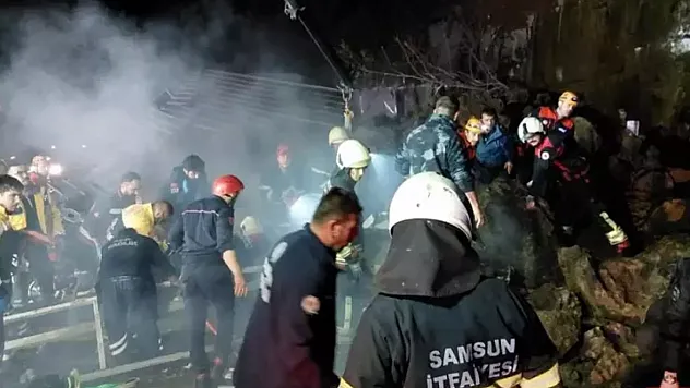 Samsun'da Heyelan Faciası: Aile Araçta Mahsur Kaldı, Kurtarma Çalışmaları Sürüyor