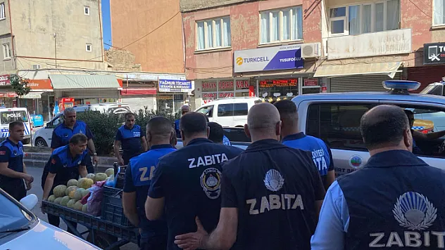 Siirt Belediyesi Zabıtası Seyyar Satıcıların Mallarına Tek Tek El Koydu! Zorluk Çıkaran Bir Kişi Hakkında İşlem Yapıldı