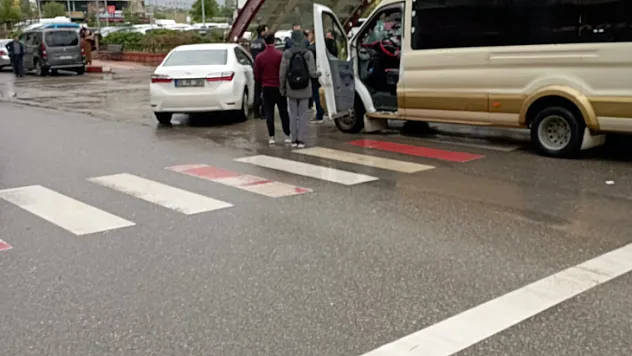 Siirt Eğitim ve Araştırma Hastanesi girişinde maddi hasarlı kaza