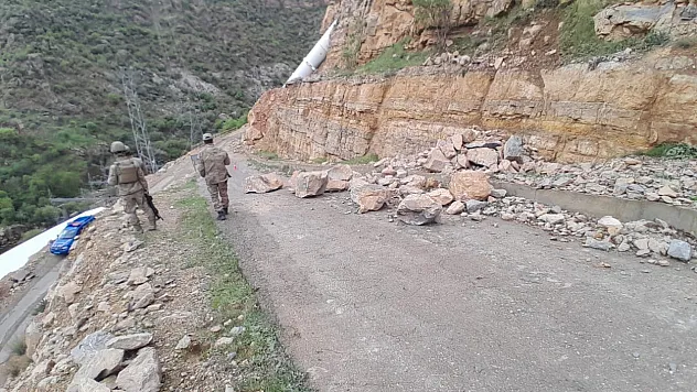 Siirt Eruh'ta Köy Yoluna Dev Kaya Parçaları Düştü