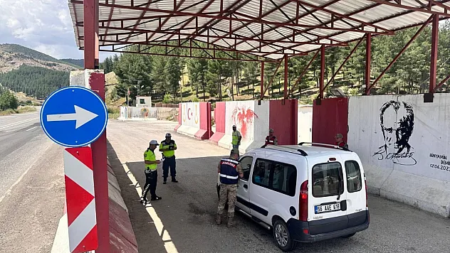 Siirt'in Baykan İlçesinde Jandarma ve Polis Ortak Trafik Denetimi: 3 Bin 88 Araç Sorgulandı