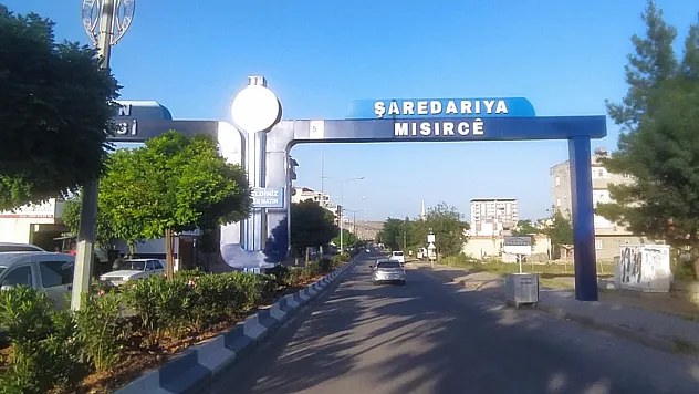 Siirt'in Kurtalan İlçesi Girişine İki Dilli Kent Tagı Montajı Tamamlandı