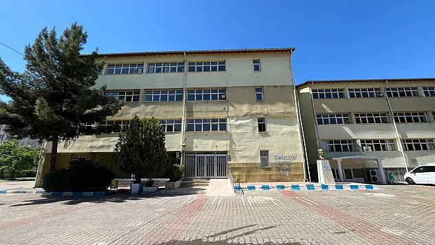 Siirt Lisesi Yıkılıyor! 70 Yıllık Eğitim Çınarına Veda