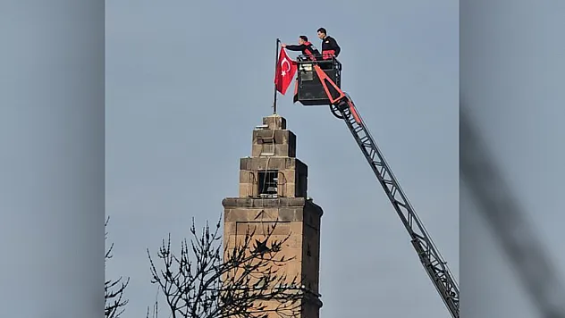 Siirt Saat Kulesi'nin Bayrağı Değiştirildi