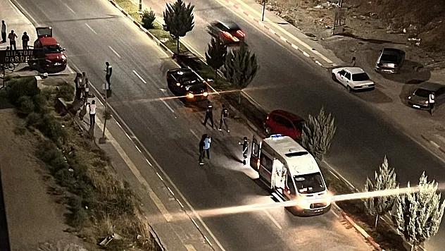 Siirt'te Dehşet Anları: Çocuğa Çarpmamak İçin Direksiyonu Kırdı, Faciadan Dönüldü
