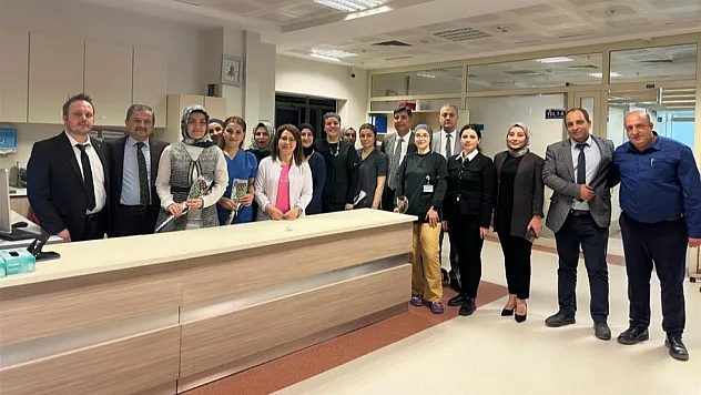 Siirt'te Ebeler Günü Kutlandı: Sağlık Çalışanlarına Teşekkür Ziyareti