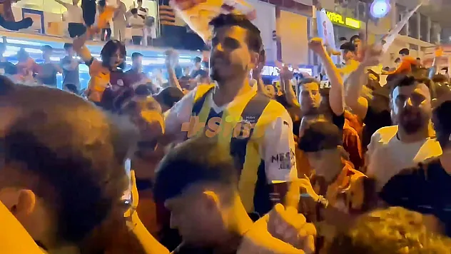 Siirt'te Fenerbahçeli Taraftar Galatasaray'ın Şampiyonluk Kutlamasına Katıldı: ''Artık Galatasaraylıyım''