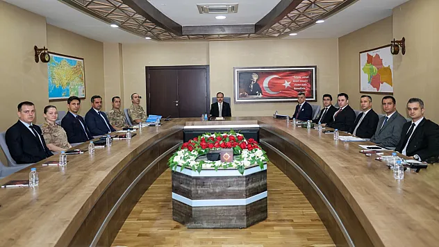 Siirt'te Haftalık Güvenlik ve Asayiş Koordinasyon Toplantısı Vali Dr. Kemal Kızılkaya Başkanlığında Toplandı
