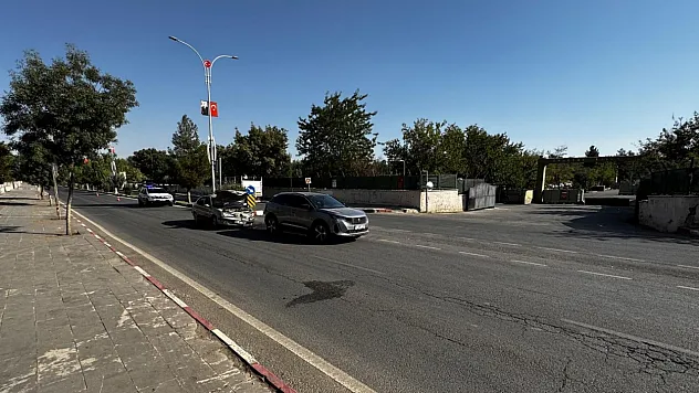 Siirt'te İki Araç Çarpıştı: Şans eseri Yaralanan Olmazken Araçlarda Maddi Hasar Oluştu