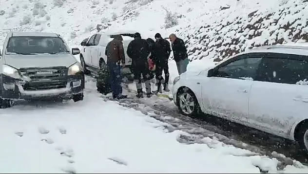 Siirt'te karda mahsur kalan 8 araç ekipler tarafından kurtarıldı