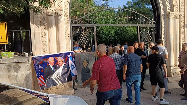 Siirt'te Mezarlık Duvarına Asılan ABD Ve İsrail Liderlerinin Fotoğrafı Şeytan Taşlanır Gibi Taşlandı!