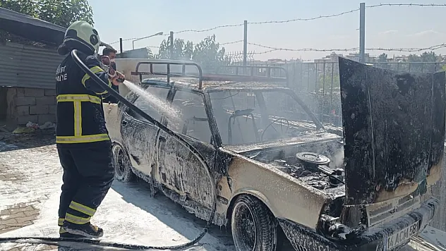 Siirt'te Park Halindeki Araç Alev Alev Yandı