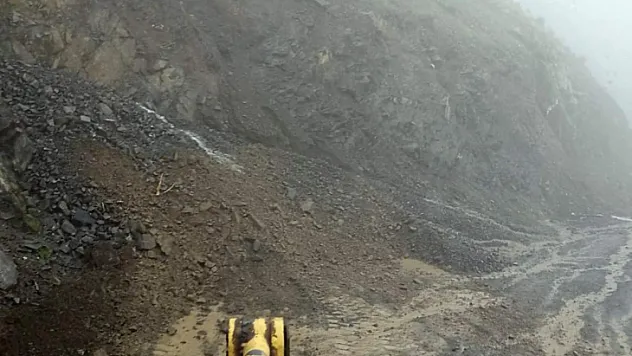 Siirt'te sağanak yağış nedeniyle heyelan oluşan köy yollarında çalışma devam ediyor