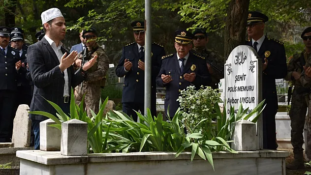 Siirt'te Şehit Polis Memuru Aybar Uygur Kabri Başında Anıldı