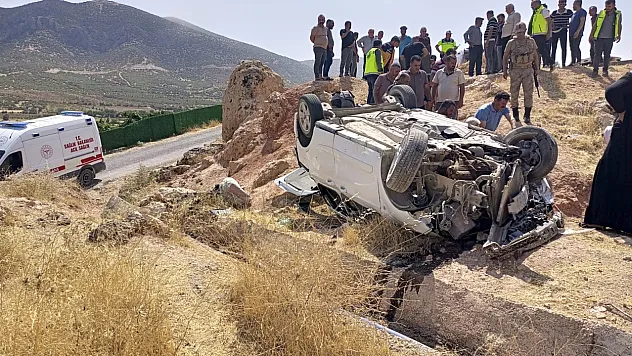 Siirt'te Trafik Kazası: Hafif Ticari Araç Şarampole Yuvarlandı, 7 Kişi Yaralandı