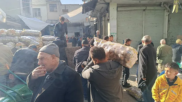 Siirt'te Ucuz Patatesi Gören Çuvalları Sıralayıp Eve Götürdü