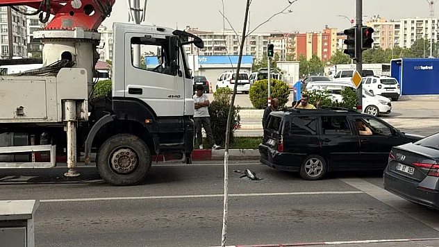 Siirt'te Vinç Otomobile Çarptı