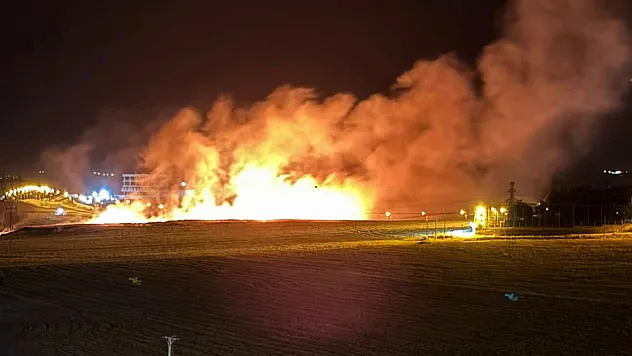 Siirt'te Yeni Yapılan Hastane Karşısında Çıkan Anız Yangını Korkuttu