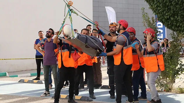 Siirt Üniversitesinde Gerçeği Aratmayan Deprem ve Yangın Tatbikatı Yapıldı
