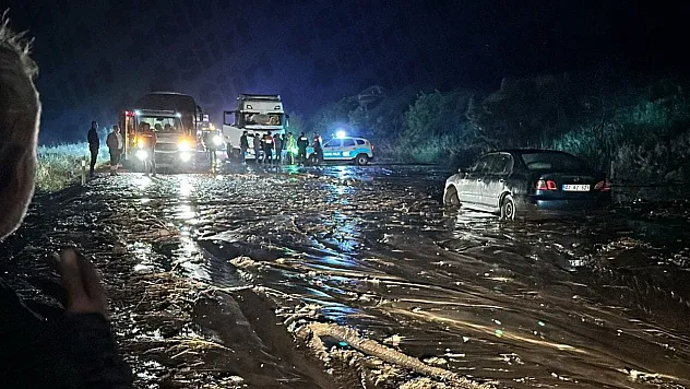 Siirt-Veysel Karani Yolunda Heyelan: Araç Balçığa Saplandı, Yol Trafiğe Kapandı