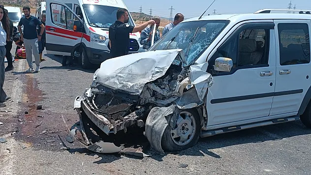 Son Dakika: Siirt Organize Sanayi Kavşağında Feci Kaza! 4 Kişi Yaralandı