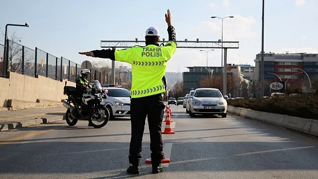 Trafik Kanunu Değişiyor: Ehliyet Kurallarında Radikal Düzenlemeler Yolda