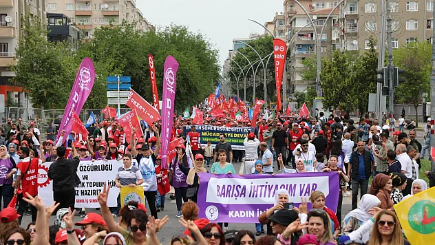 Tuncer Bakırhan, 1 Mayıs Mitinginde Abdullah Öcalan'ın Mesajını Paylaştı