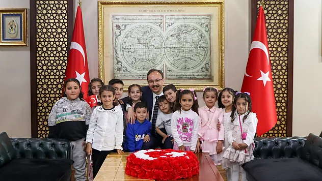 Vali Kızılkaya, 23 Nisan Coşkusunu Minik Öğrencilerle Paylaştı