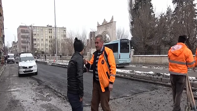 Siirt'te Dondurucu Soğukta Asfalt Çalışması, Vatandaş İsyan Etti
